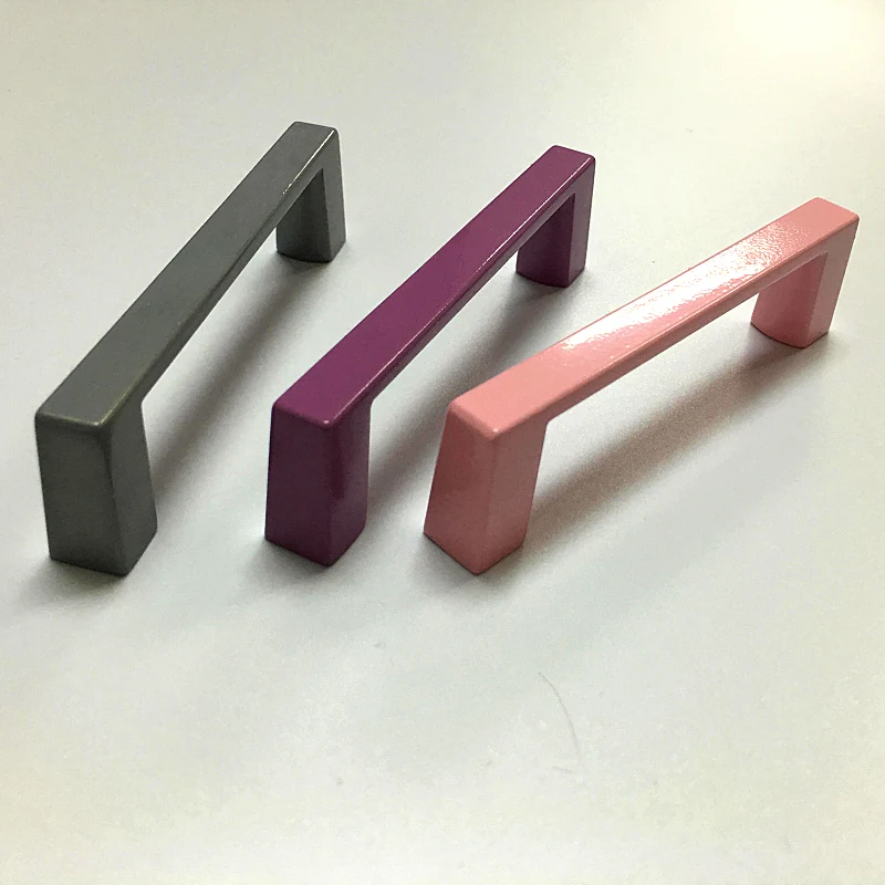 Квадратная ручка для шкафа в современном минималистичном американском стиле