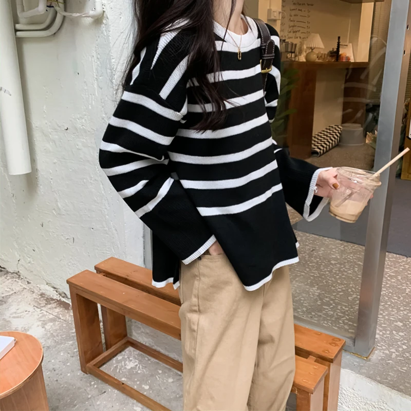 Женский свободный свитер в полоску с круглым вырезом и разрезом | Женская одежда