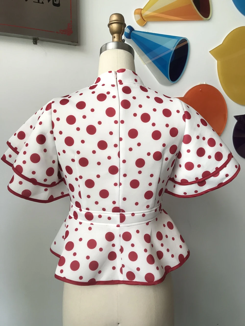 Женская офисная блузка красного цвета с высокой талией и оборками на рукавах |