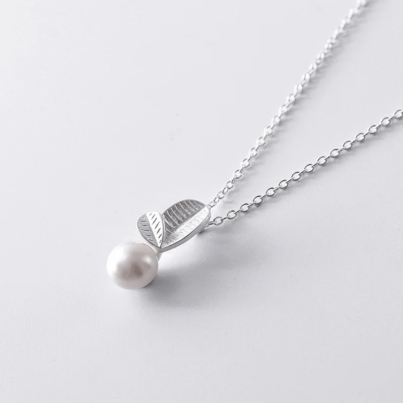 

Trendy Luxury Pearl Necklace Charm Lady Silver Color Leafs Pearl Pendant Necklace Fashion Lady Cocktail Party Lover Gift Jewelry
