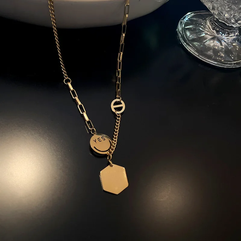 

Fashion simple personality fashion necklace polygonal square brand smiling face Necklace net red temperament design sense Neckla