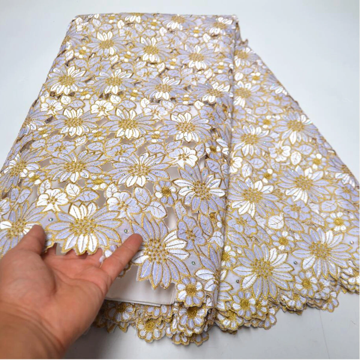 Цена Белая Высококачественная свадебная кружевная ткань ручной работы, Африканское кружево с камнями, 5 ярдов, вышивка, швейцарская вуаль Pаспродажа Белая Высококачественная свадебная кружевная ткань ручной работы, Африканское кружево с камнями, 5 ярдов, вышивка, швейцарская вуаль