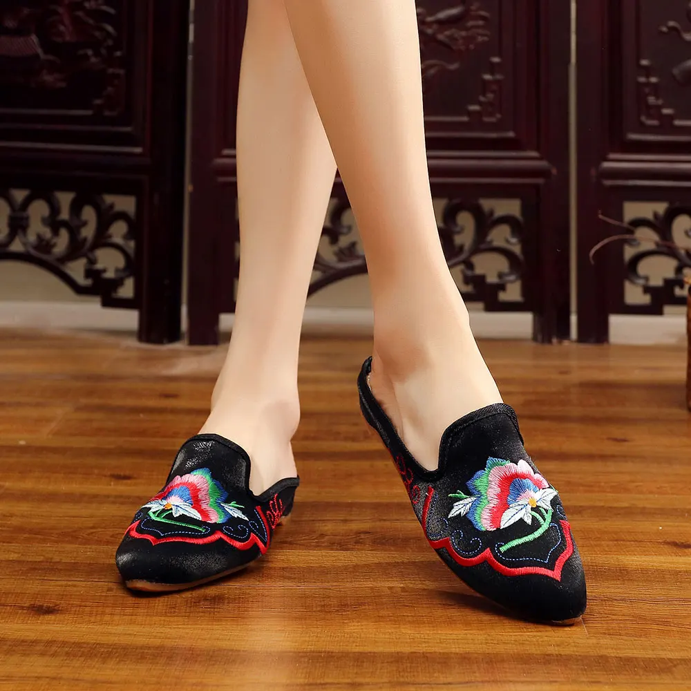 Женские шлепанцы с вышивкой Veowalk из шелка и хлопка закрытым острым носком удобные