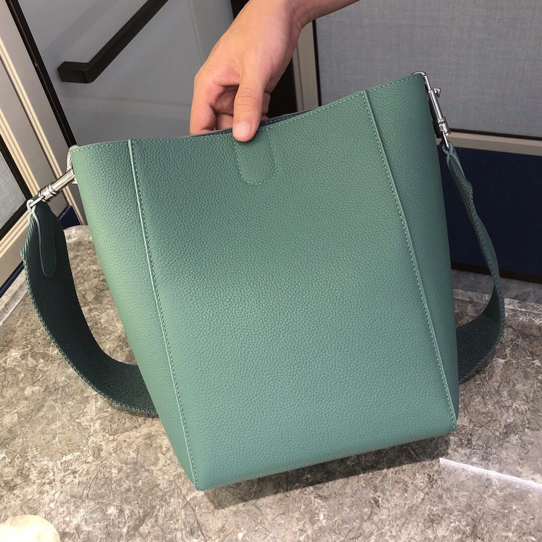 

2021 Latest Black Women's Top Leather Single Shoulder Messenger Bag With Smooth And Exquisite Texture Versatile Design