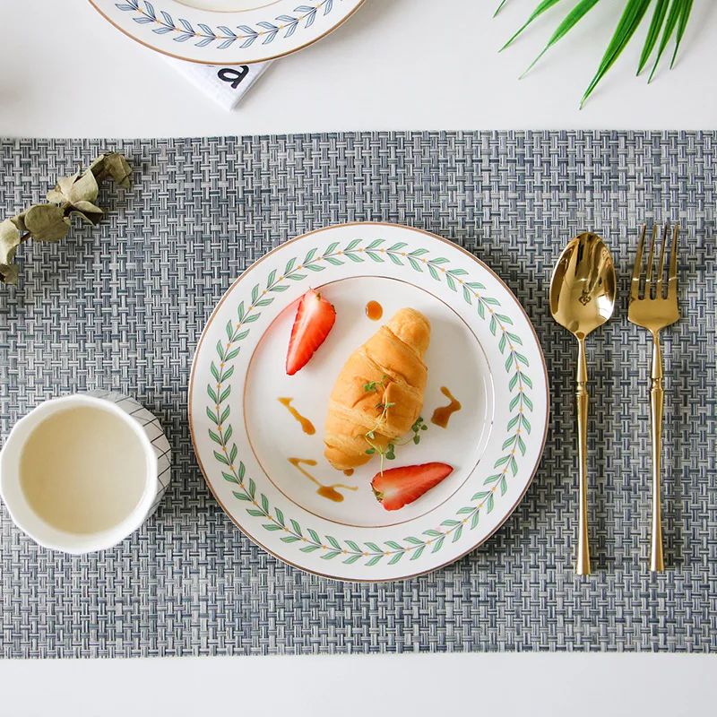 Семейный набор Nordic завтрак на тарелке, западное блюдо со стейком, посуда для десертов на столе.