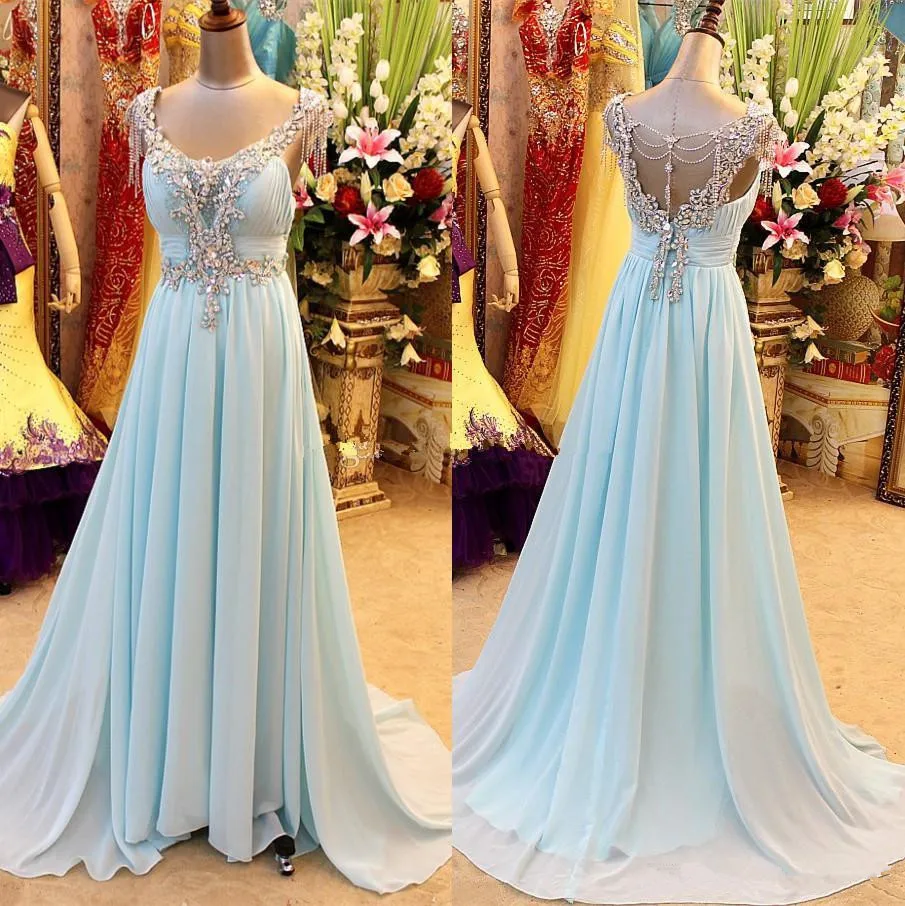 Шифоновое вечернее платье со шлейфом с открытыми плечами и открытой