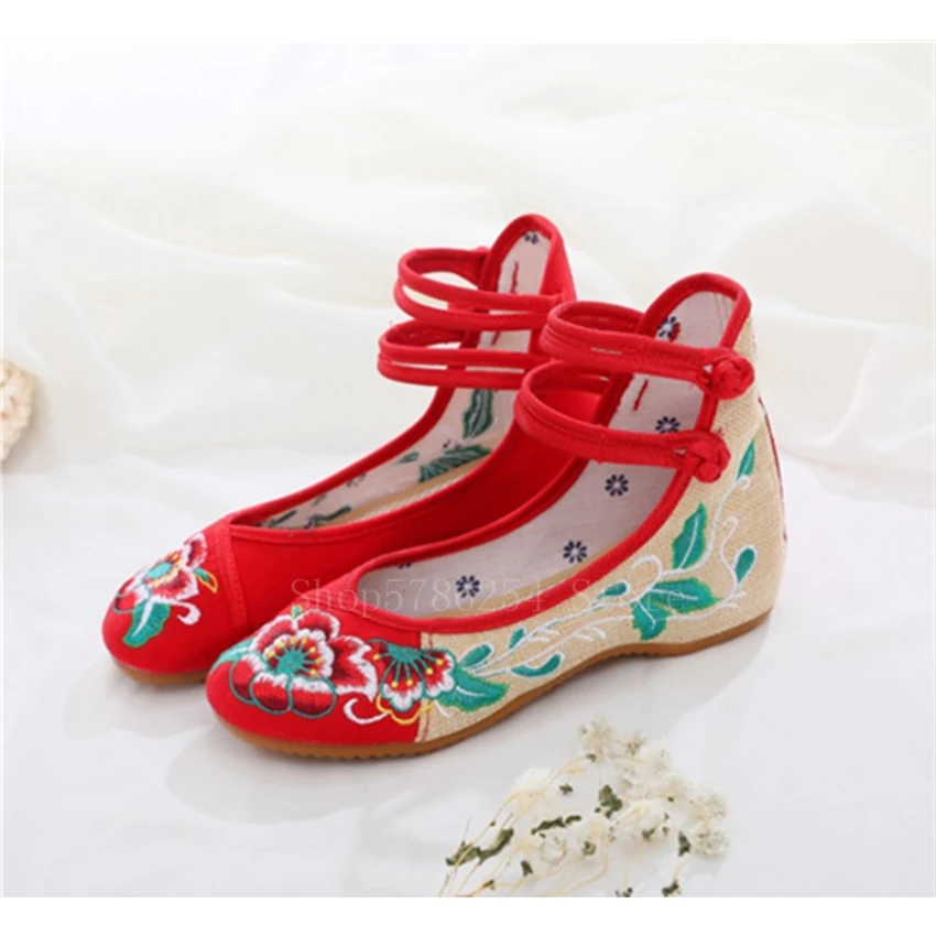 Женские туфли на плоской подошве с цветочной вышивкой