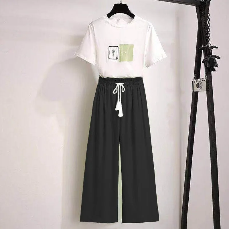 Женский спортивный костюм из двух предметов белый топ с круглым вырезом и