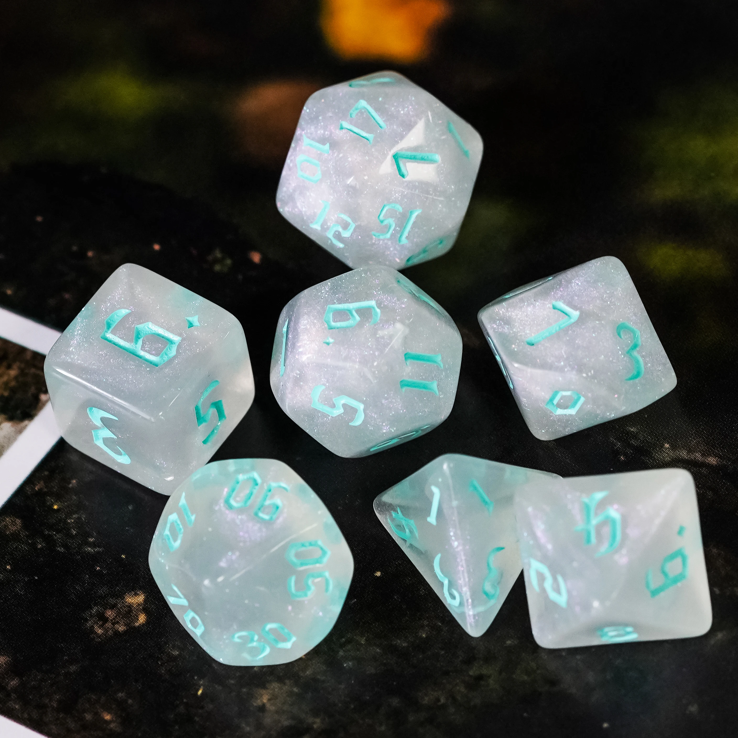 Poludie 7 шт./компл. голубой шрифт игральные кости DND Set D4 D6 D8 D10 D % D12 D20 полупрозрачные