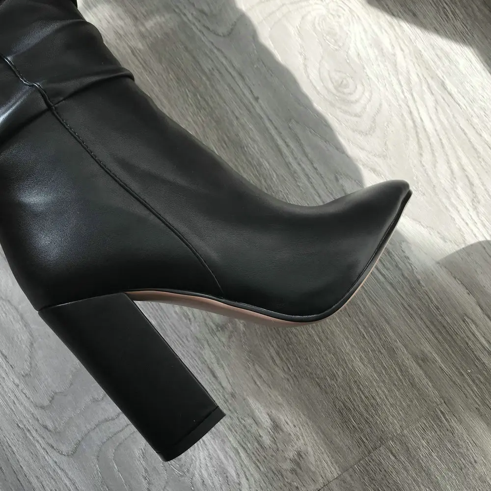 Черные бежевые белые женские сапоги до колена на не сужающемся книзу массивном