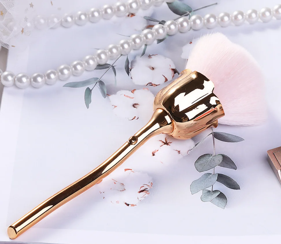 Розовая кисть для дизайна ногтей