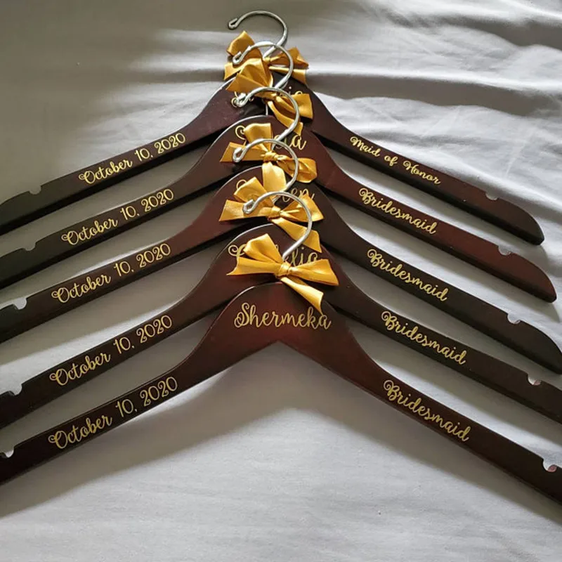 Персонализированные вешалки для свадьбы из дерева с лазерной гравировкой для платья жениха, пальто невесты, подарок для невесты на девичнике, подарок для подружек невесты.