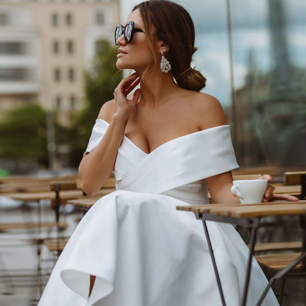 Короткое свадебное платье белого цвета/цвета слоновой кости с открытыми плечами