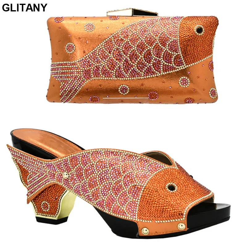 Набор обуви и сумок оранжевого цвета в итальянском стиле для свадебной церемонии