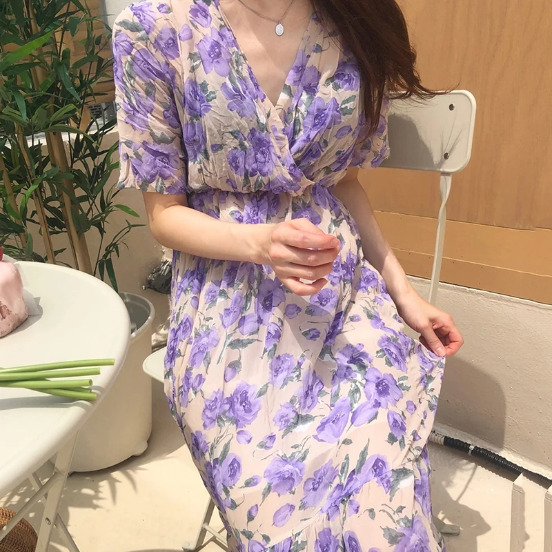 Женское платье с оборками фиолетовое белое цветочным принтом v-образным вырезом