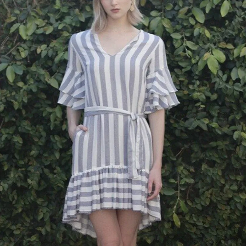 

Платье-мини женское летнее в полоску с оборками и V-образным вырезом