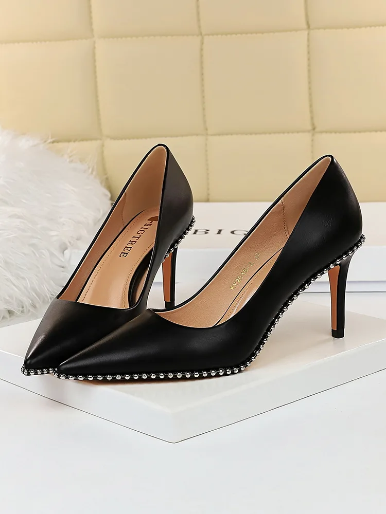 

Женские тонкие туфли на высоком каблуке, сексуальные модные металлические заклепки , окружающий край рок-ролл, с закрытым металлическим бис...