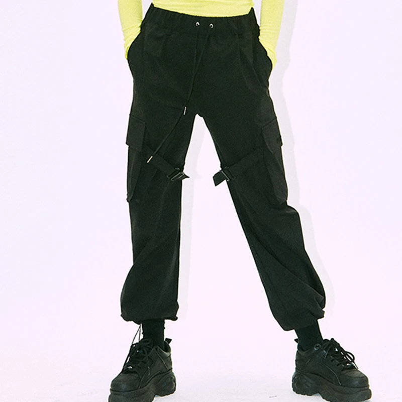 Черные брюки карго с карманами манжетами на лодыжке женские практичный стиль