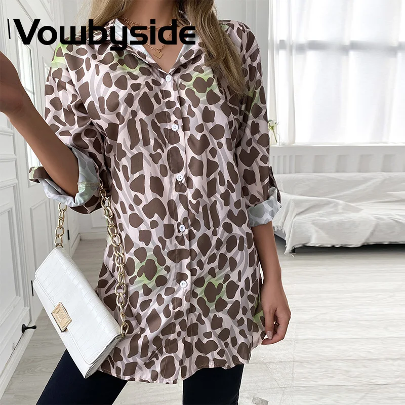 

Блузка с леопардовым принтом, высоким низким разрезом и пуговицами