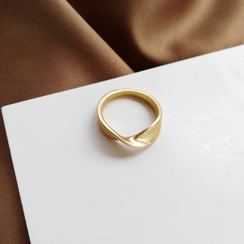 

Simply Design Women Ring Hot Selling Popular Design Metal Alloy Matte Golden Plating Finger Ring For Girl Female Gifts Wholesale