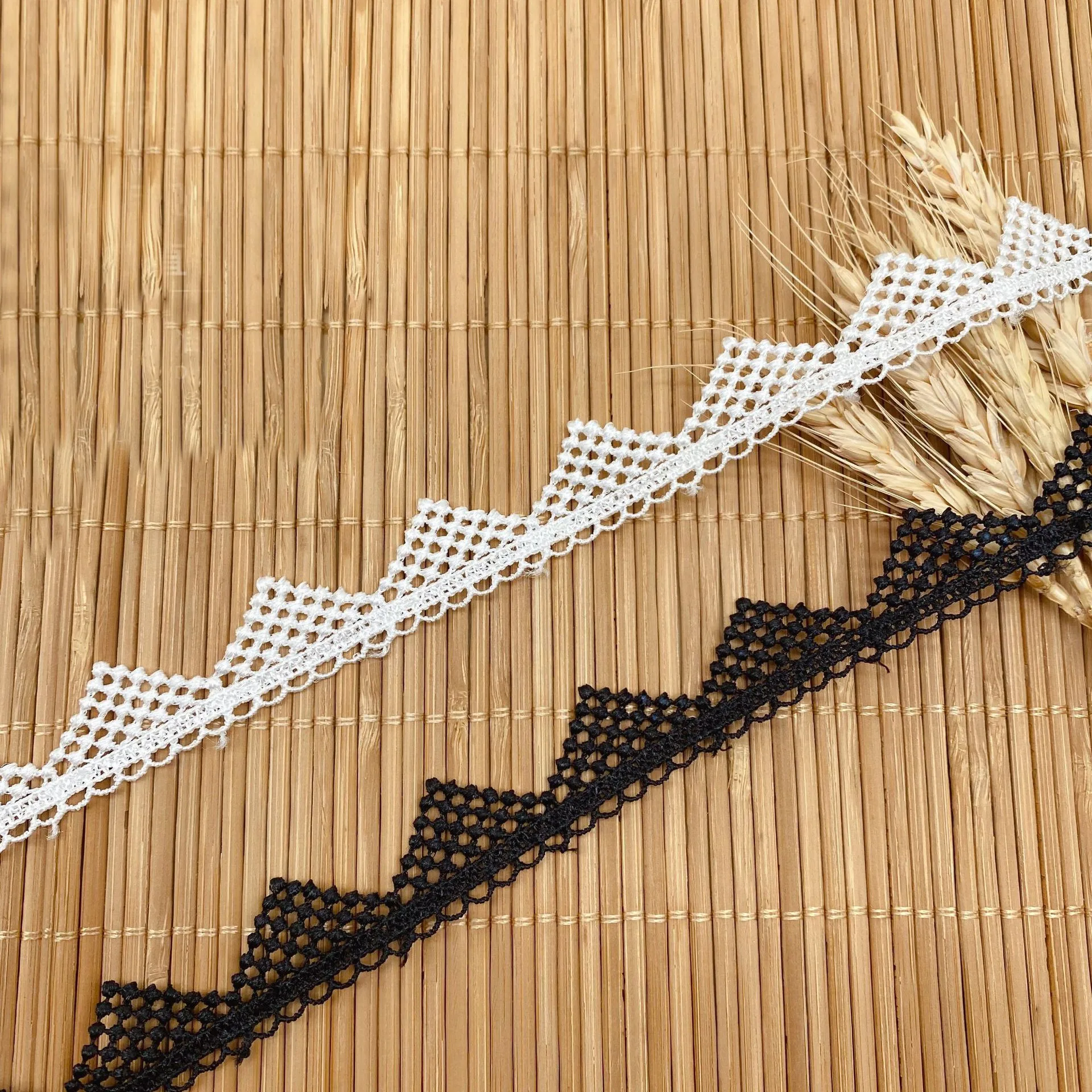 

Кружевная треугольная ткань с вышивкой, ширина 1,7 см, 5 ярдов