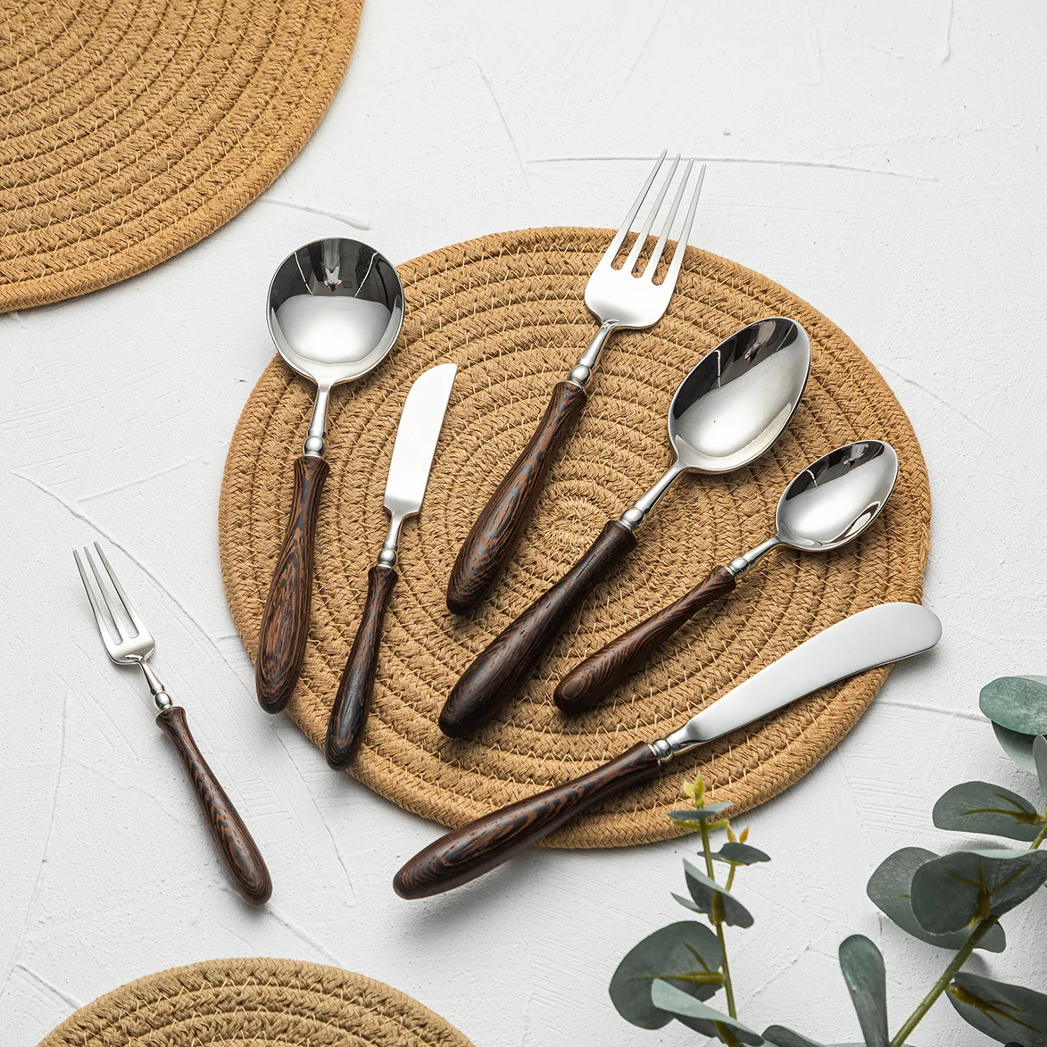 

Набор столовых приборов из нержавеющей стали с деревянной ручкой