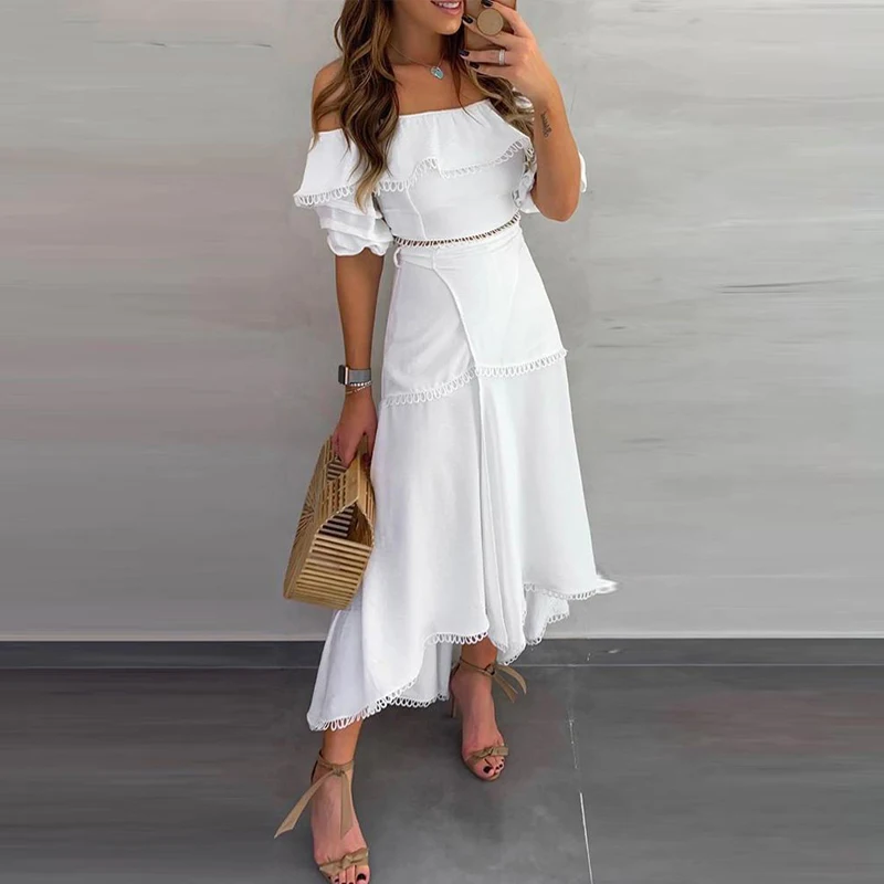 Женское облегающее платье с открытыми плечами вырезом лодочкой разрезом