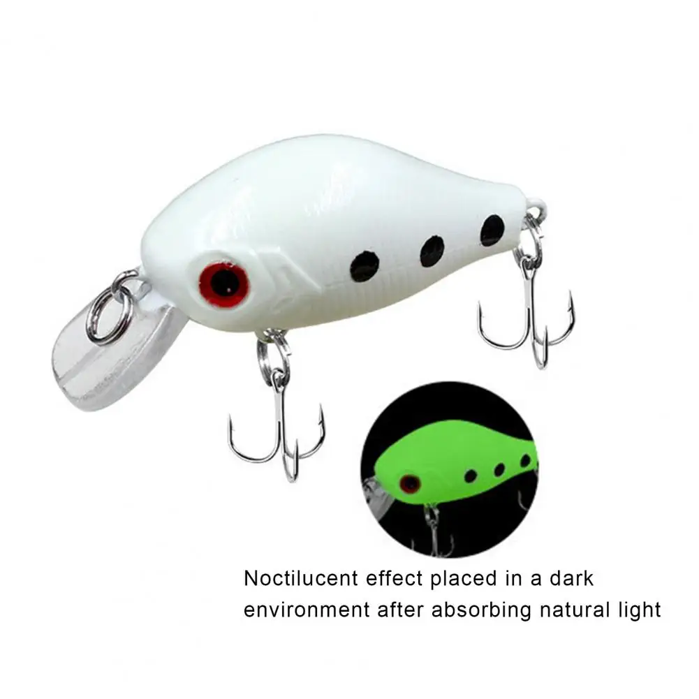 На открытом воздухе опускается на дно поток жесткая рыболовная приманка 60 мм