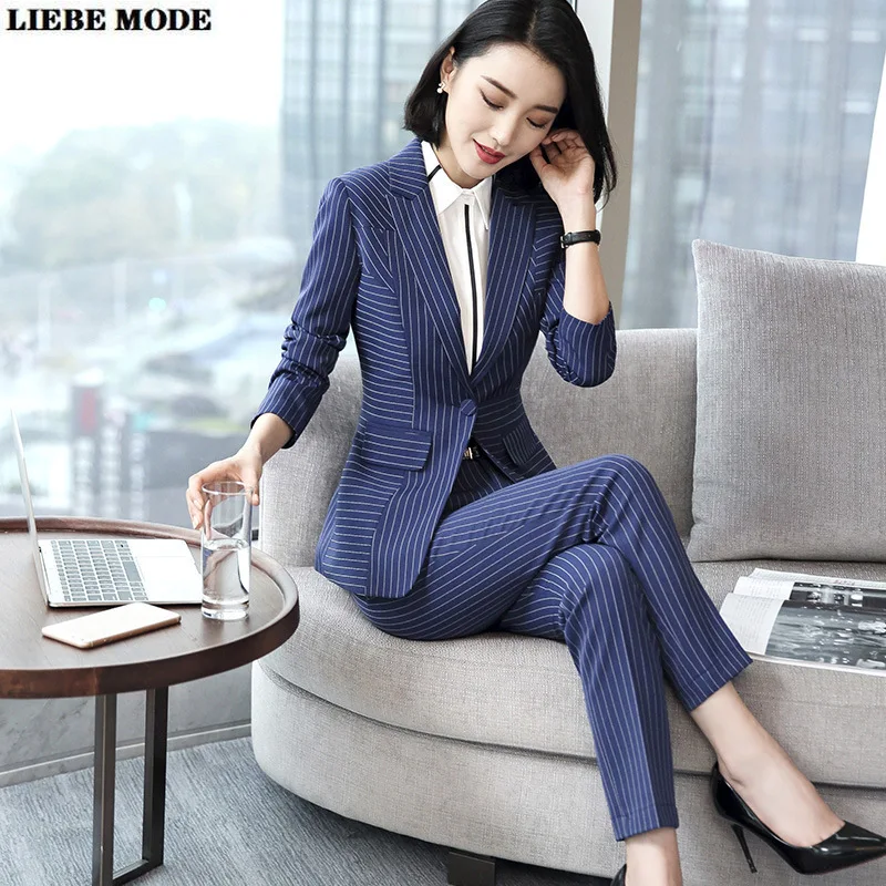 Женский брючный костюм элегантный офисный в полоску блейзер и брюки черного