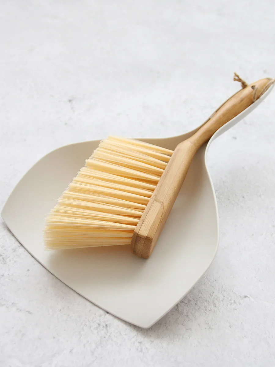 Мягкая щетка для чистки обуви с деревянной ручкой не повреждая обувь кожаная