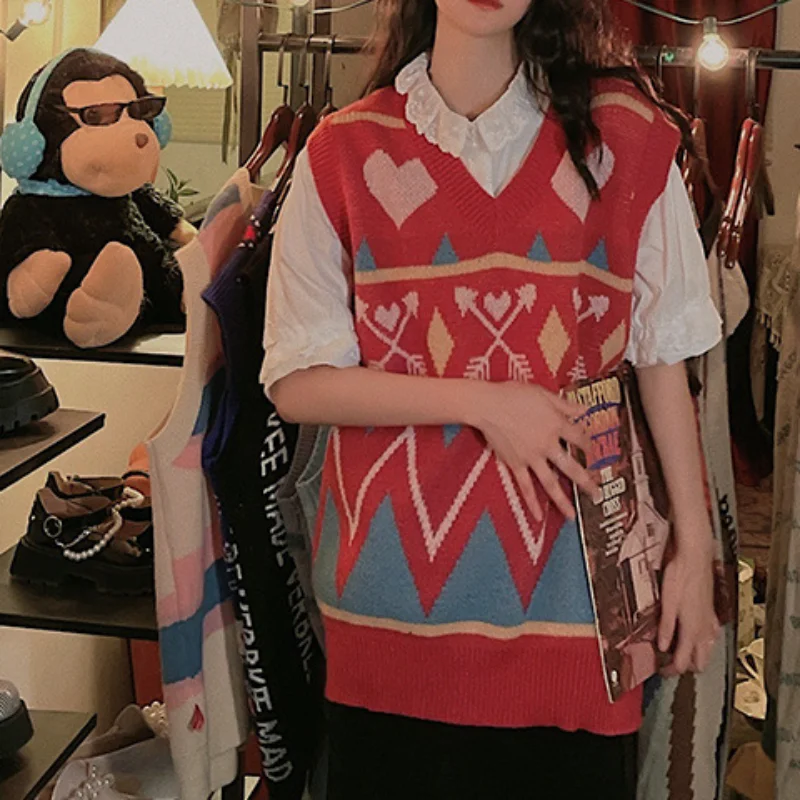 

Жилет женский трикотажный с V-образным вырезом и принтом love