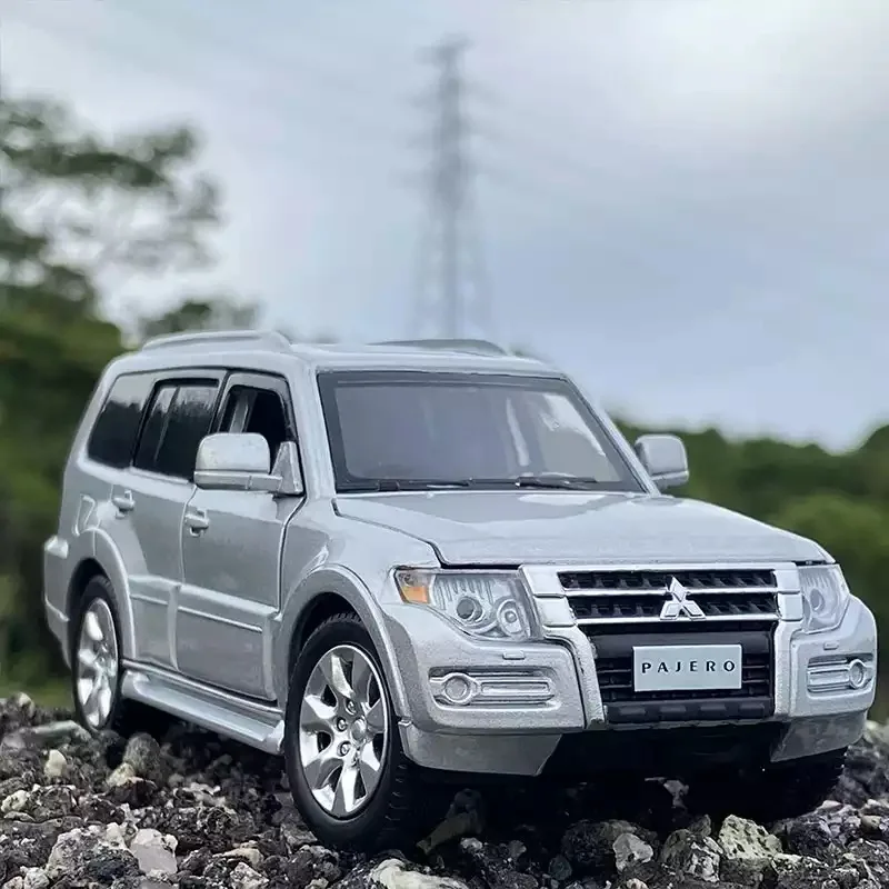 

Модель автомобиля из сплава Mitsubishi Pajero 1:32, литье под давлением, модель внедорожника, детский игрушечный автомобиль из акустооптического спл...