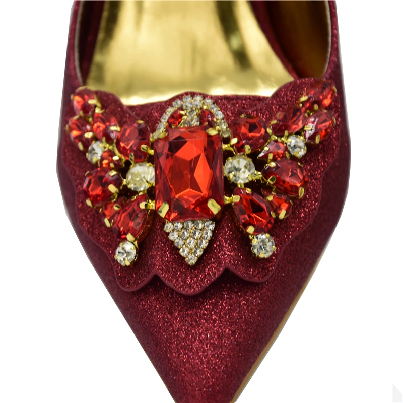 Комплект из модных женских туфель и сумочки в итальянском стиле украшенные