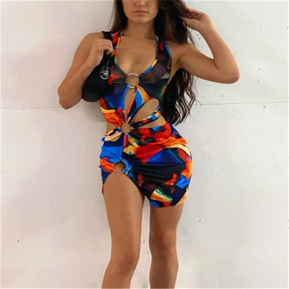 

Летнее женское платье миди с принтом, вырезом на шее и перфорацией, без рукавов