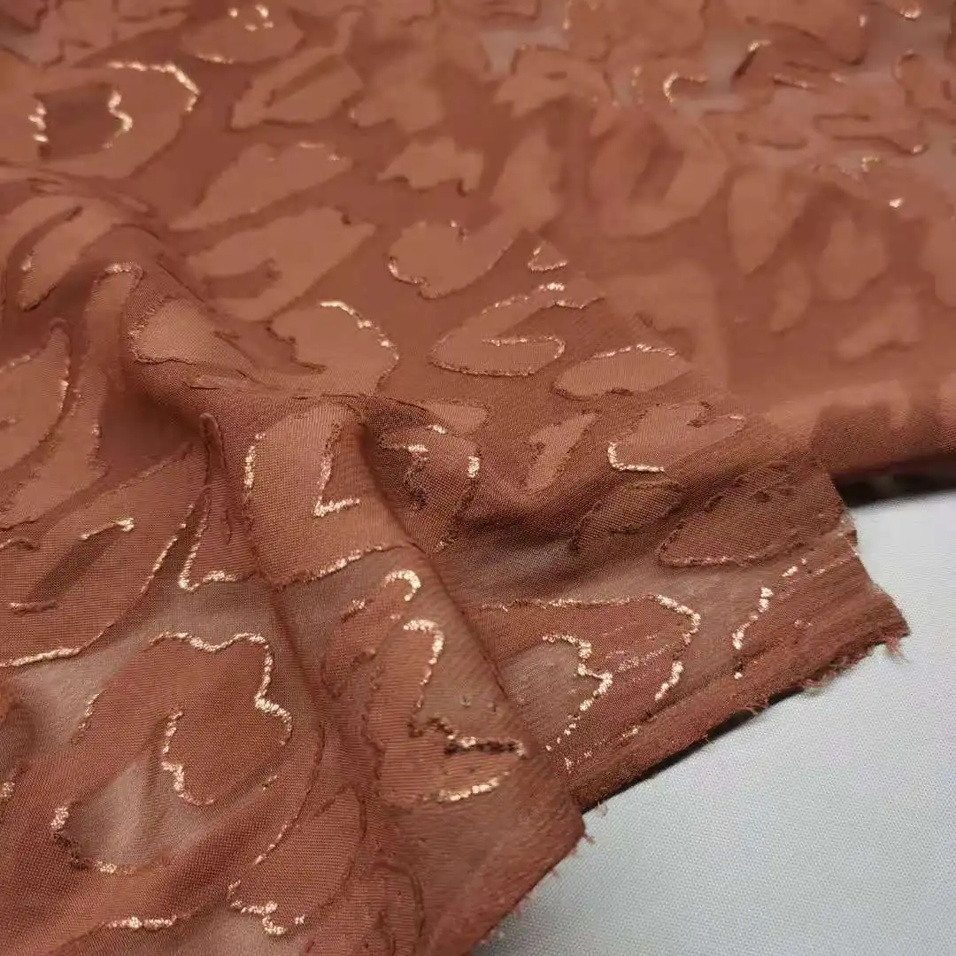 

Блестящее жаккардовое шифоновое платье-рубашка из ткани Swissdot с металлическим блеском