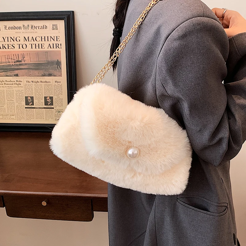 

Женская осенне-зимняя сумка-мессенджер на цепочке