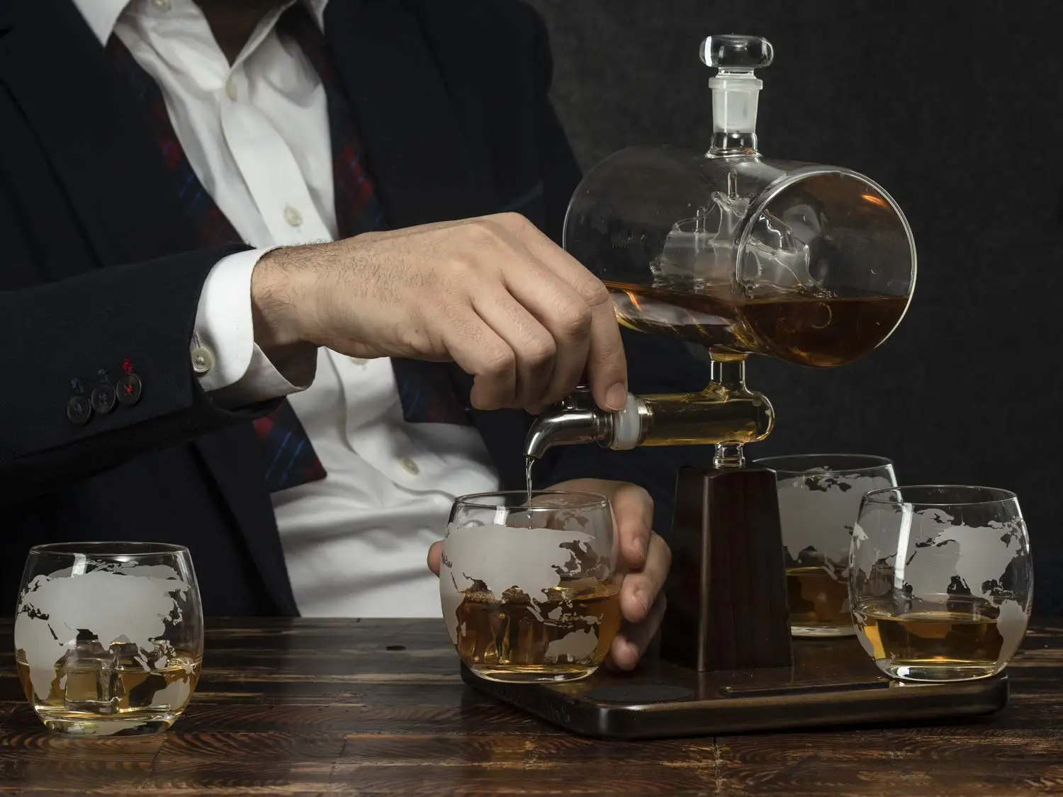 

1 Set Creative Antique Boat Shape Decanter Red Wine Whiskey Glass Decanter 1 Bracket 1 Decanter 4 Cup Combination Set