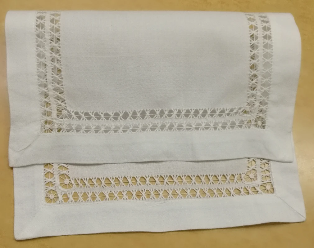 Набор салфеток St из 4 белых льняных с двойной подшивкой 10x14 дюймов установит сцену