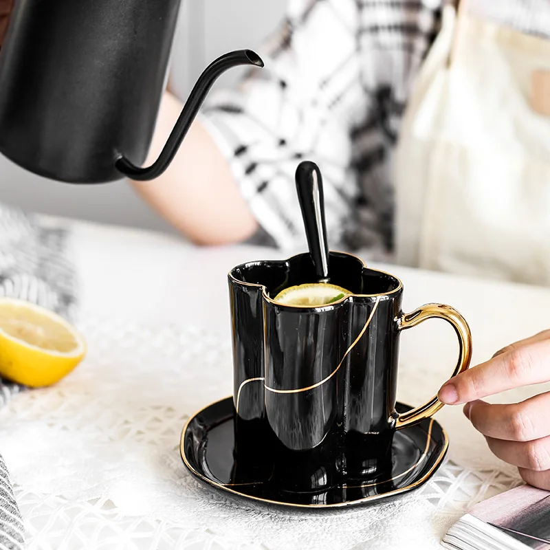 Белая черсветильник роскошная керамическая кофейная чашка и блюдо в