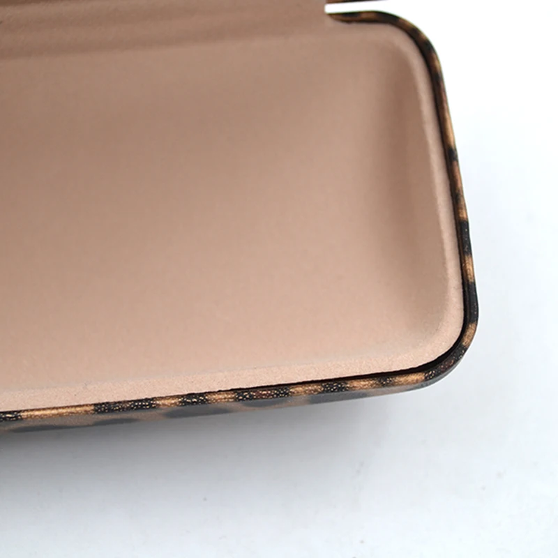 Солнцезащитные очки в футляре с коричневым леопардовым принтом 152*56*31 мм |