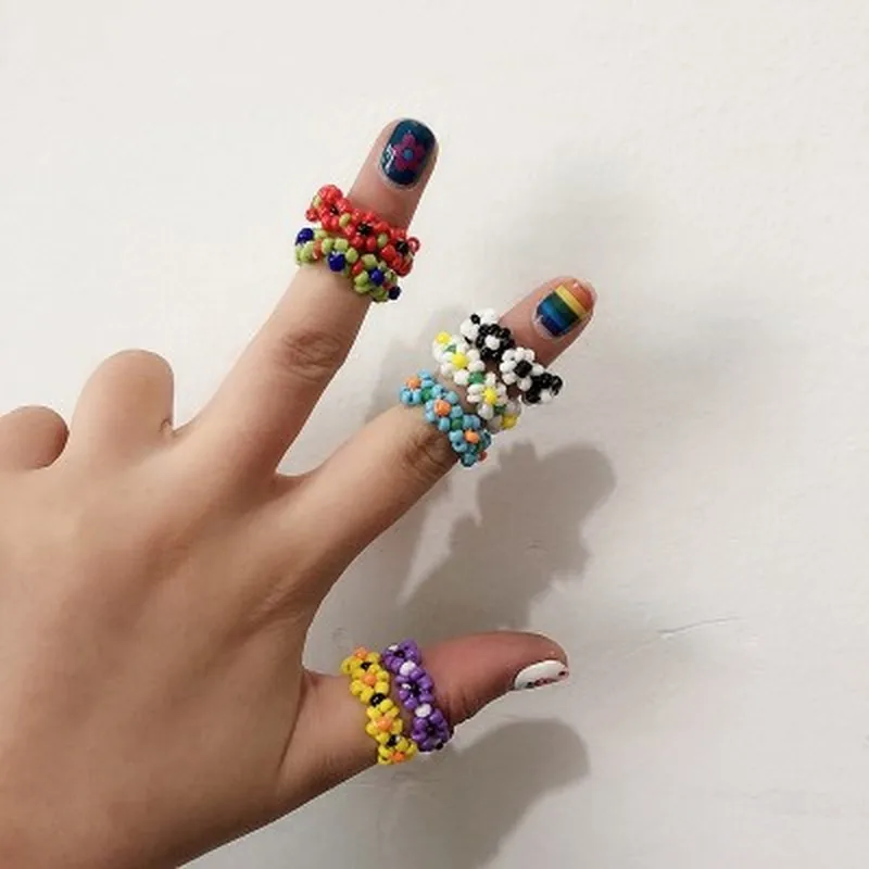 Женское кольцо ручной работы с маленькими цветами и рисовыми бусинами модные