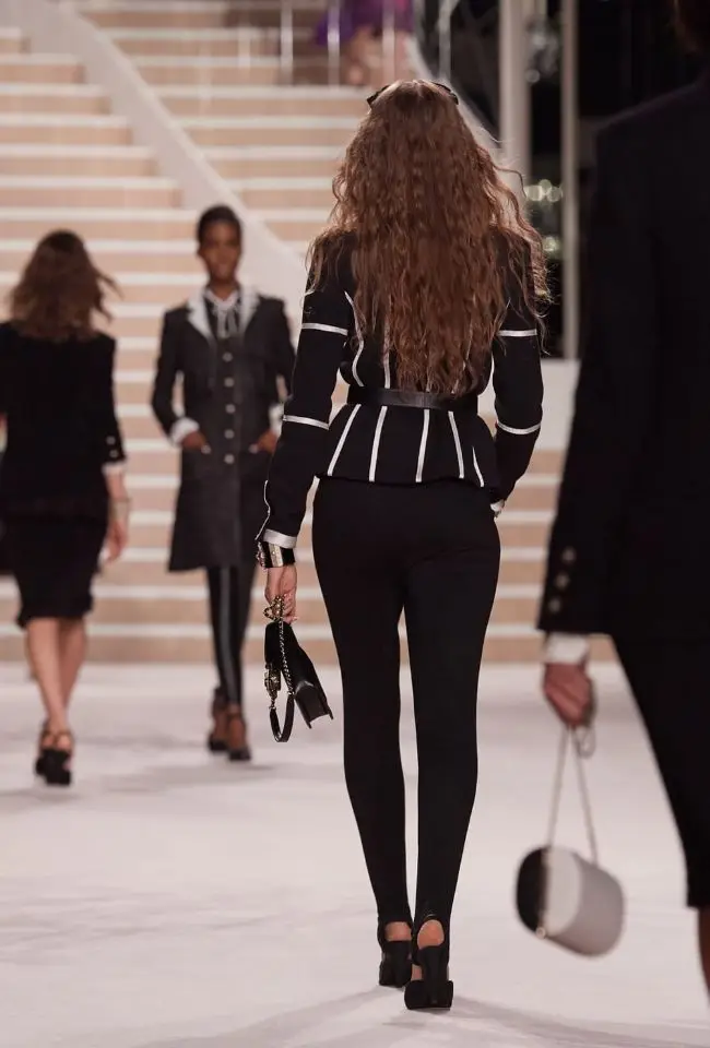 

small fragrance heavy industry splicing black and New European and American white single breasted short coat top in