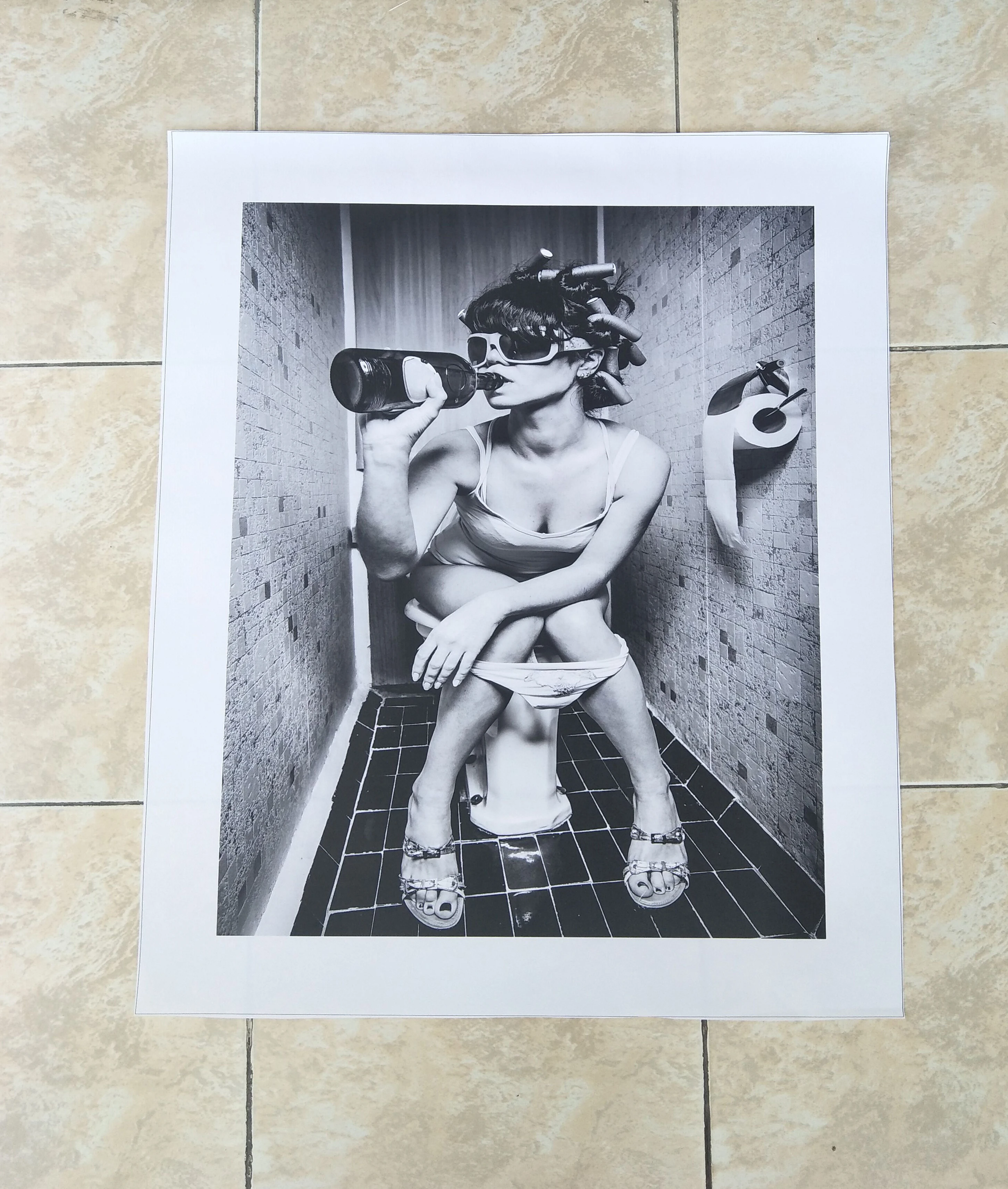 Забавный плакат черно белая девушка питьевой пив уборная холст картины для