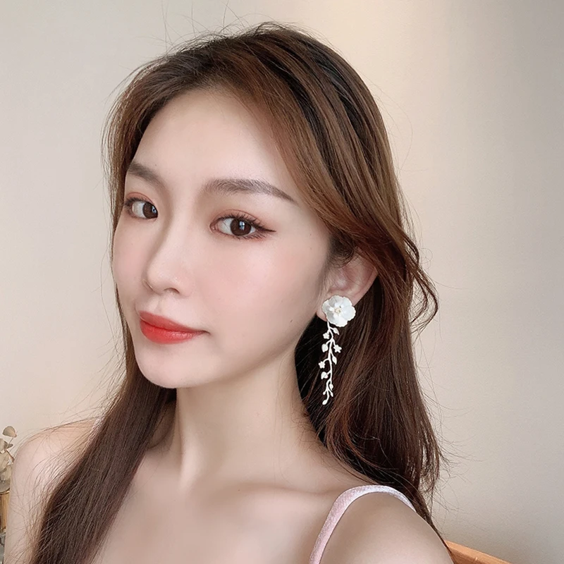 

XIYANIKE Korea Asymmetric Flower Earrings White Blossom Plant Party Vacation Beach Stud Earrings Jewelry Accessories Women