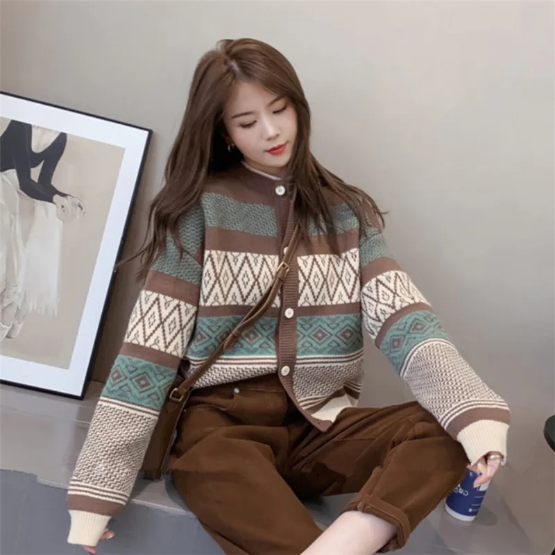 Женский свитер с круглым вырезом коричневый кардиган на пуговицах длинными