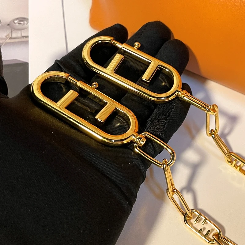 

NIUNIUYA letter metal chain accessories