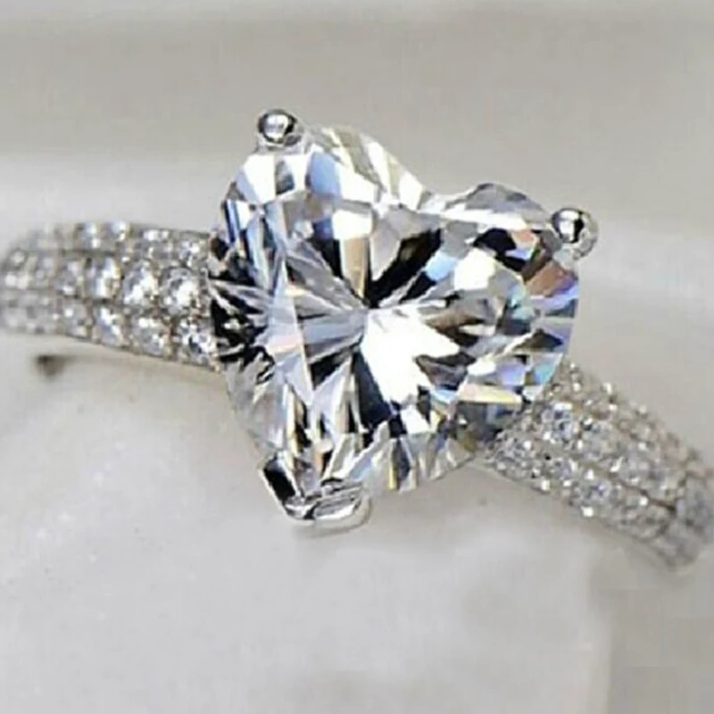 Женское кольцо из серебра 925 пробы с искусственным бриллиантом | Украшения и