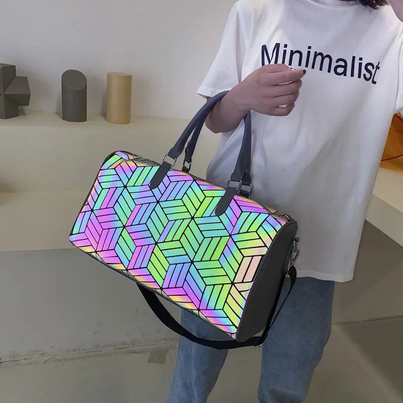 

Дорожная сумка для женщин, яркая женская сумка для йоги и фитнеса с лазерным рисунком, вместительный чемоданчик на плечо с перекрестной лям...