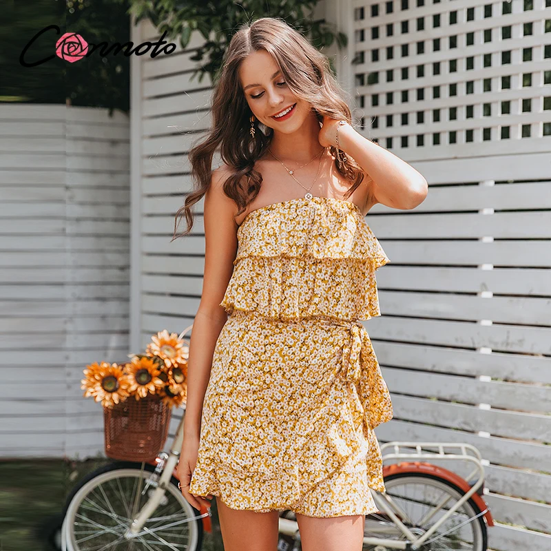 Женское платье с оборками Conmoto желтое вечернее без бретелек цветочным принтом