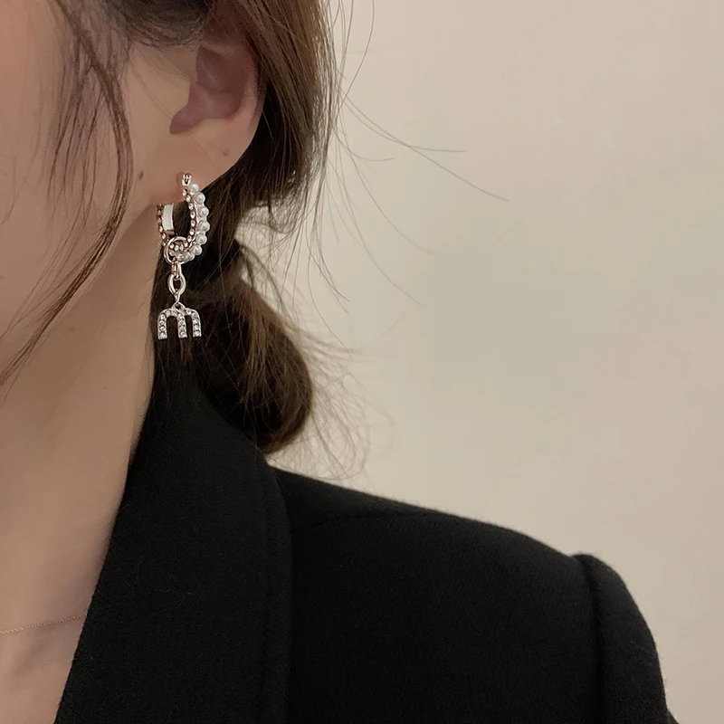 Асимметричные жемчужные серьги клипсы для женщин в винтажном стиле с буквами